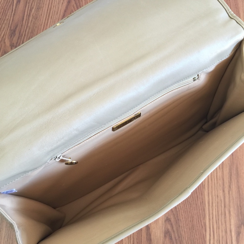 Danielle Nicole • Retro Oversized Leather Clutch - Picture 6 of 8